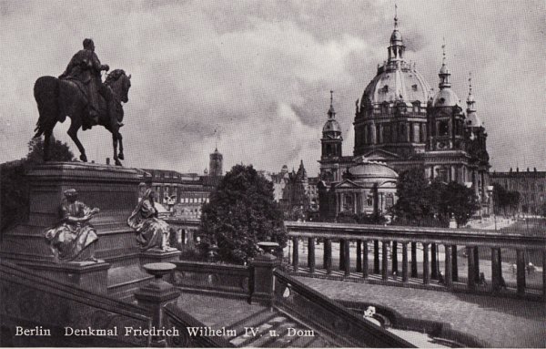<p>Denkmal Friedrich Wilhelm IV u. Dom, czyli pomnik F.W IV i widok na katedrę.</p>
<p><em>Pocztówka oryginalna z pocz. XX wieku. Pusta.</em></p>