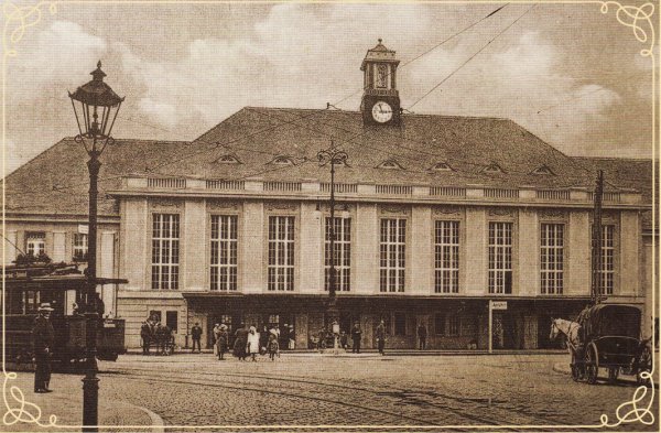 Nowy zewnętrzny budynek dworca kolejowego zbudowanego w 1914 r.