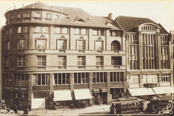 <p>Strona wschodnia. Budynek narożny zbudowany ok. 1913 r.</p>
<p> </p>