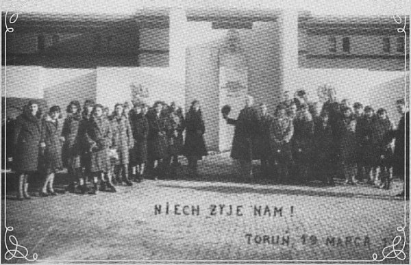 Zwolennicy Marszałka w dniu jego imienin w dniu 19 marca 1919 r.
