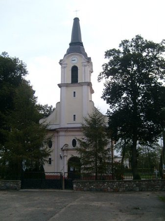 <p>Eklektyczny kościół z 1913 roku, wzniesiony w miejscu starszego z XIX wieku.</p>