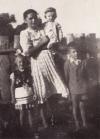 Irena Krall z dziećmi